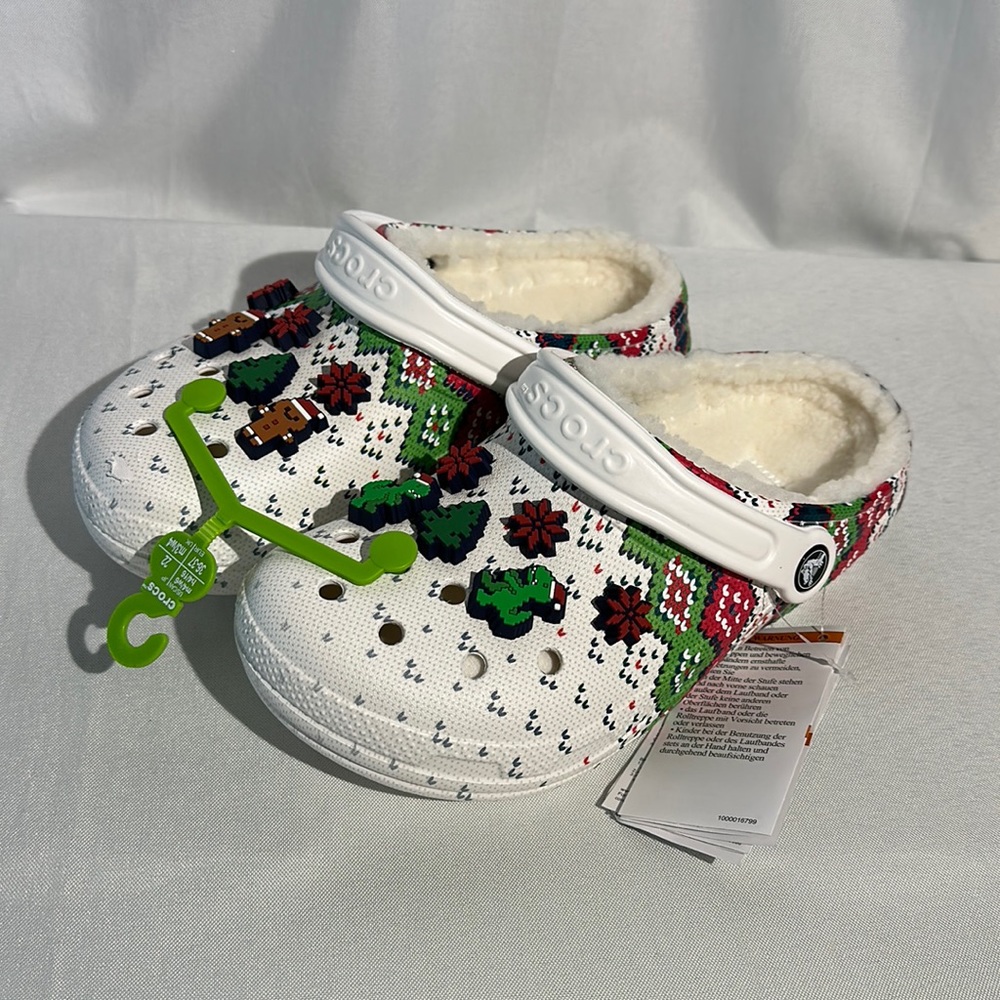 NEW Crocs Lined Christmas Charms Size 4M/6W